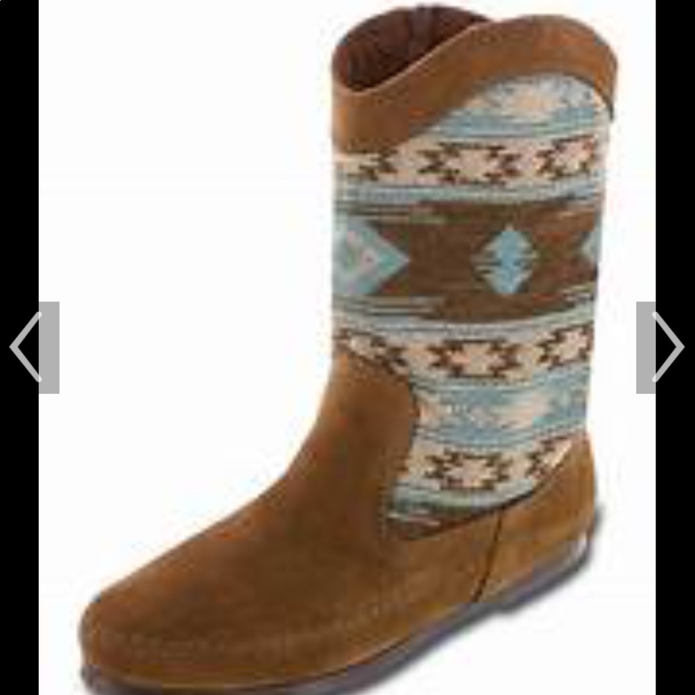 New in Box Minnetonka Baja Boot Size 6